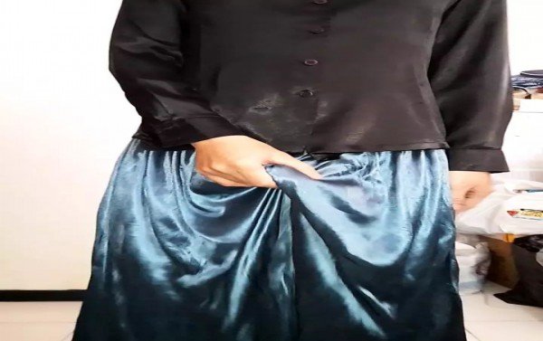 Crossdresser Cumming Mengenakan Blus Sutra Satin Dan Rok Mengkilap